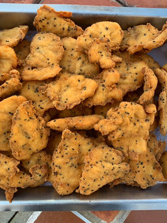 Una foto de Minimilanesas de pollo con sésamo para comer con la mano 🙌