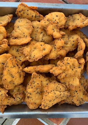 Una foto de Minimilanesas de pollo con sésamo para comer con la mano 🙌