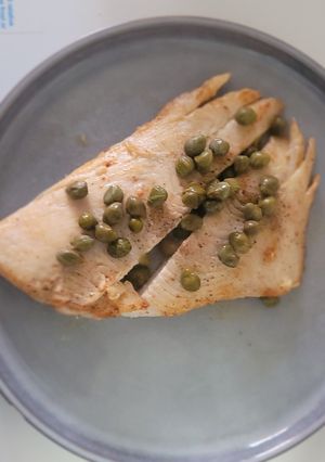 Una foto de Reineta en mantequilla con alcaparras