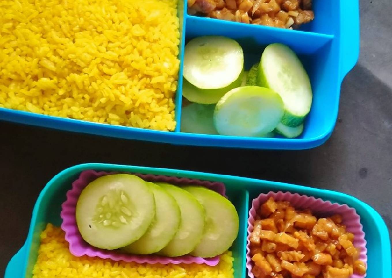 Menu bekal : Nasi kuning Magicom, tempe orek dan dadar rawis