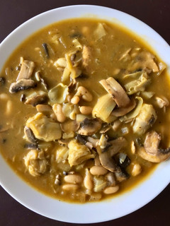 Una foto de Sopa de alcachofas, champiñones y alubias