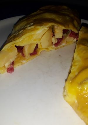 Una foto de Tortilla de huevos con queso y salami