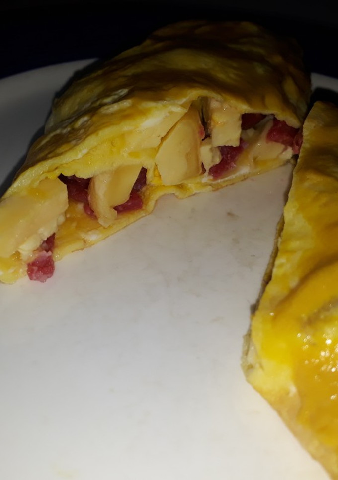 Una foto de Tortilla de huevos con queso y salami