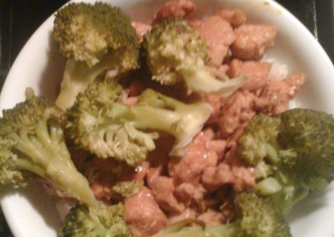 Steamed broccoli and terryaki chicken