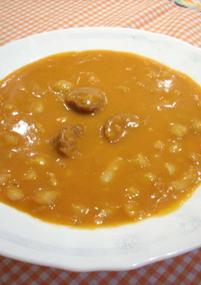 Una foto de Garbanzos y alubias en cascote