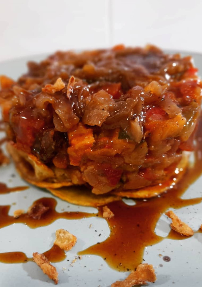 Una foto de Timbal de patatas y pisto con butifarra negra y blanca