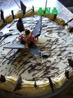 Una foto de Postre de mousse de coco relleno con crema de limón