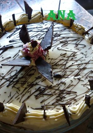 Una foto de Postre de mousse de coco relleno con crema de limón