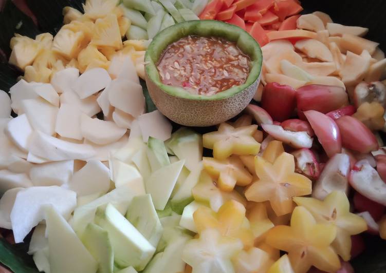 Rujak buah nampan