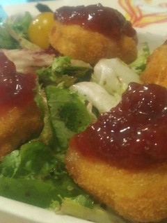 Una foto de Delicia de Rulo de cabra con mermelada de frambuesa