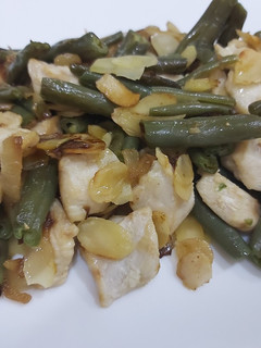 Una foto de Judías verdes, puerros, pollo con láminas de almendras