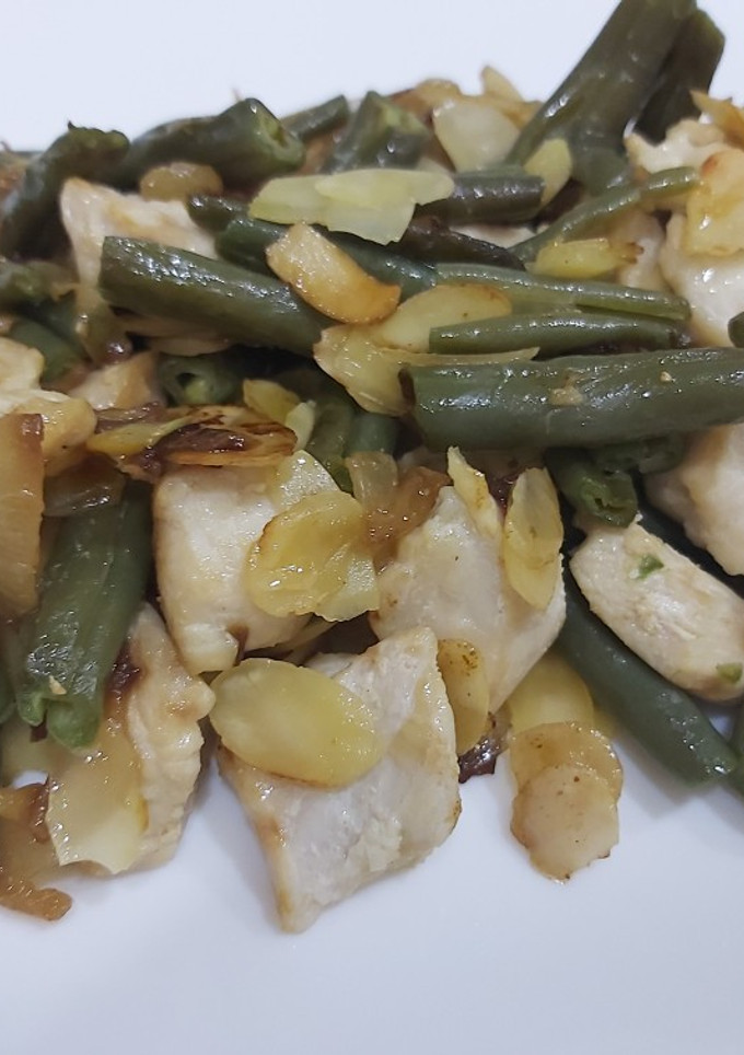Una foto de Judías verdes, puerros, pollo con láminas de almendras