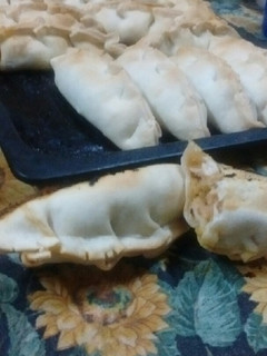 Una foto de Empanadas de pollo. Relleno simple y súper rico 😋