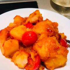 A picture of Potatoes in tomato sauce.
