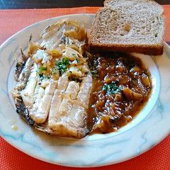 A picture of Sole with onion sauce.