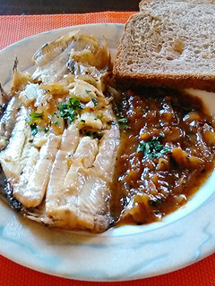 A picture of Sole with onion sauce.