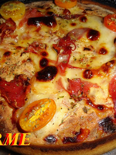 Una foto de Quiche de bacon, jamón york, jamón serrano y tomates