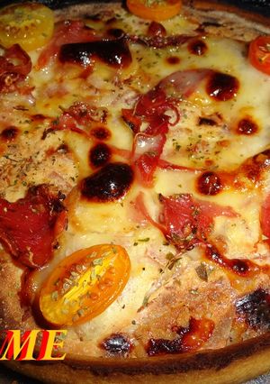 Una foto de Quiche de bacon, jamón york, jamón serrano y tomates