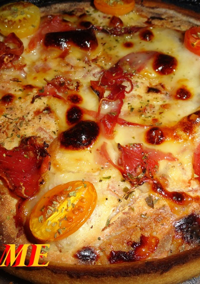Una foto de Quiche de bacon, jamón york, jamón serrano y tomates