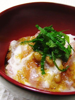 A picture of Tuna with Yamaimo Yam and Natto.