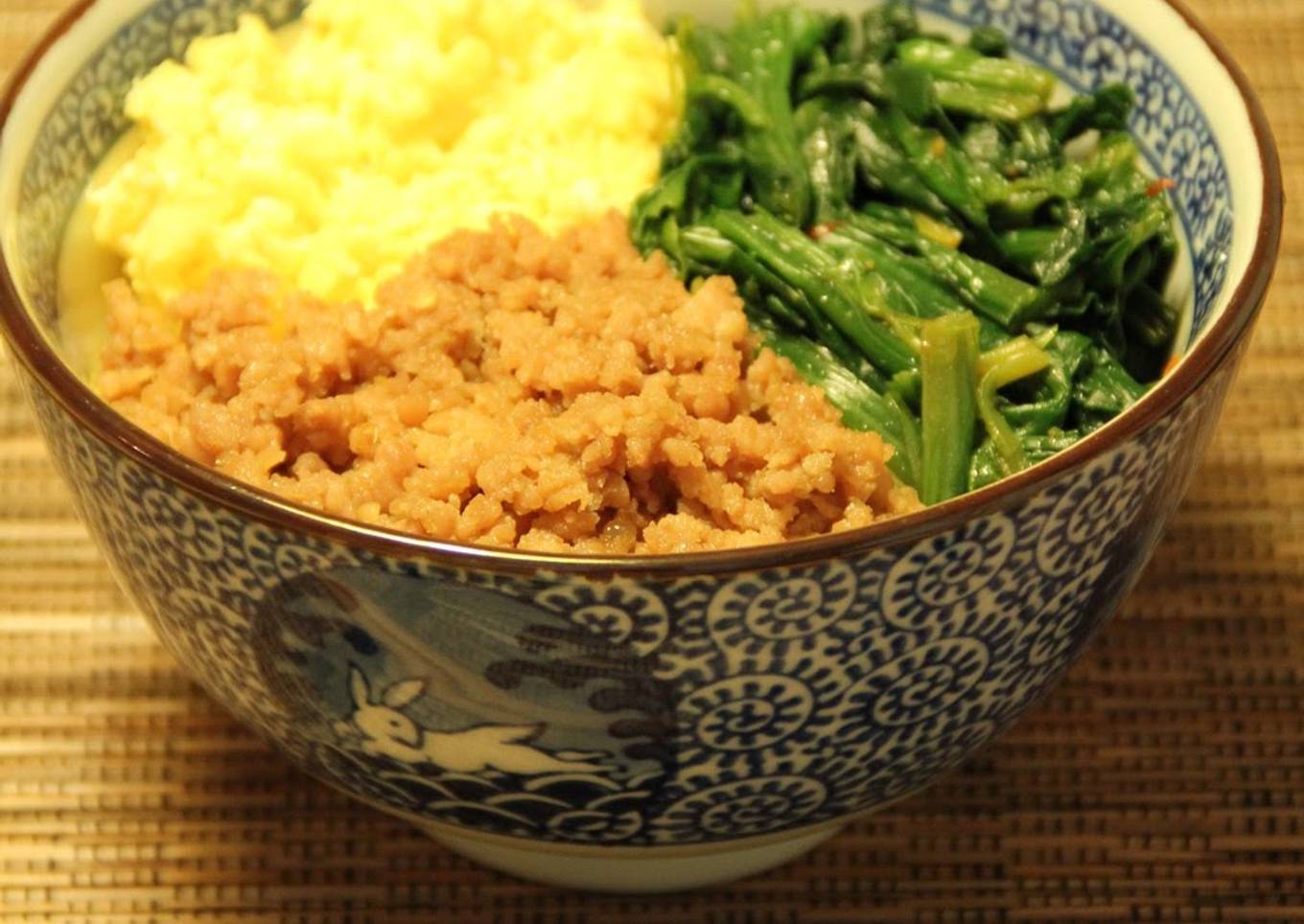 Old Fashioned Tri-color Rice Bowl with Chicken Soboro