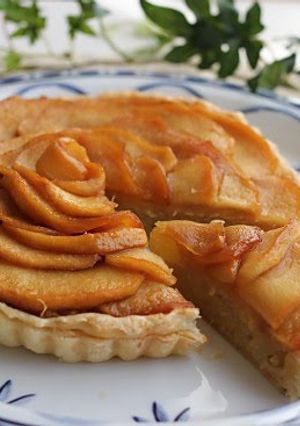 A picture of Caramelized Apple and Sweet Potato Pie.