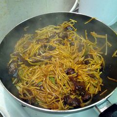 A picture of Beef or Chicken Chow Mein.
