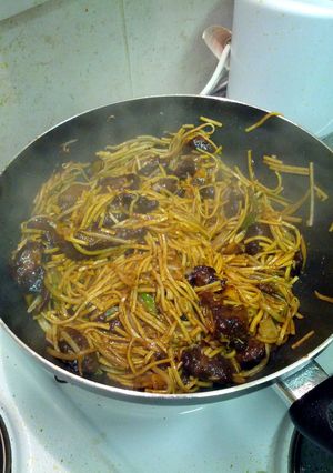 A picture of Beef or Chicken Chow Mein.