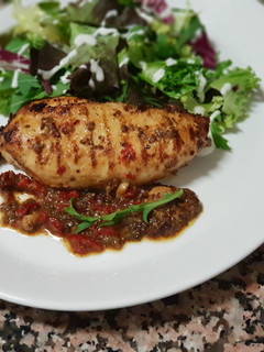Una foto de Pechuga de pollo asada con pimiento y mostaza