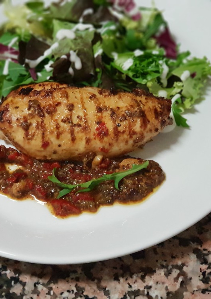 Una foto de Pechuga de pollo asada con pimiento y mostaza