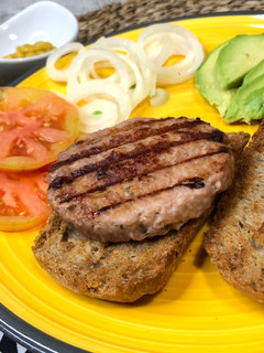 Una foto de Hamburguesa de pan rústico en microondas con Lékué Grill