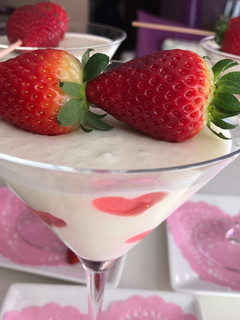 Una foto de Mousse de coco con gelatina y fresas