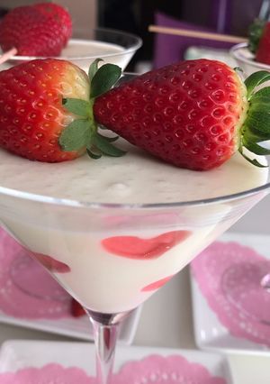 Una foto de Mousse de coco con gelatina y fresas
