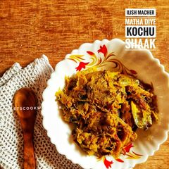 A picture of Ilish Maacher Matha Diye Kochu Shaak.