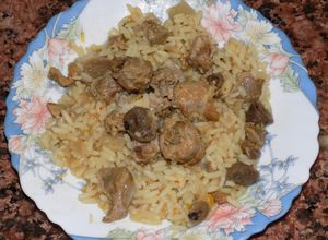 Una foto de Menudos (no se tiran) de pollo encebollados con arroz