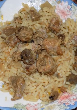 Una foto de Menudos (no se tiran) de pollo encebollados con arroz