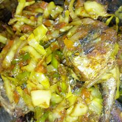 A picture of Fried fish with veggies.