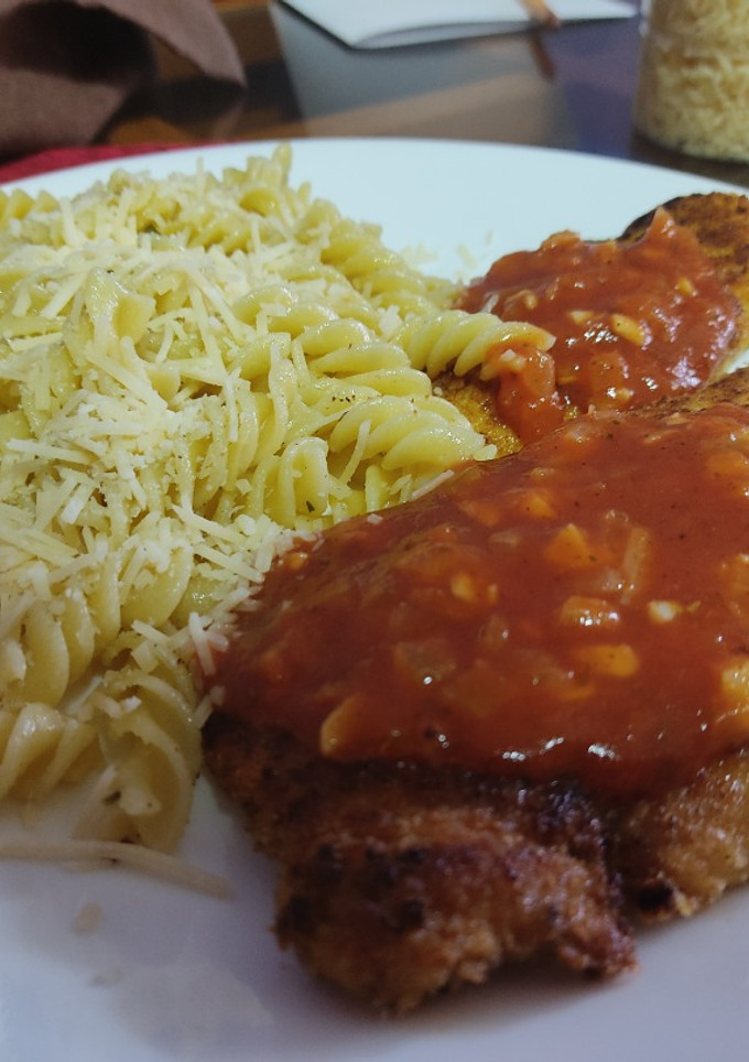 Una foto de Pechuga empanizada bañada en salsa de tomate