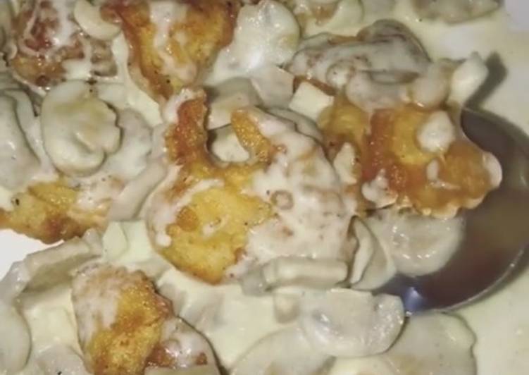 Cara Gampang Menyiapkan Crispy Chicken with Mushroom Sauce Anti Gagal