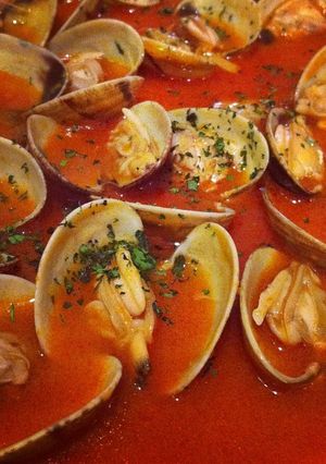Una foto de Almejas en salsa de tomate