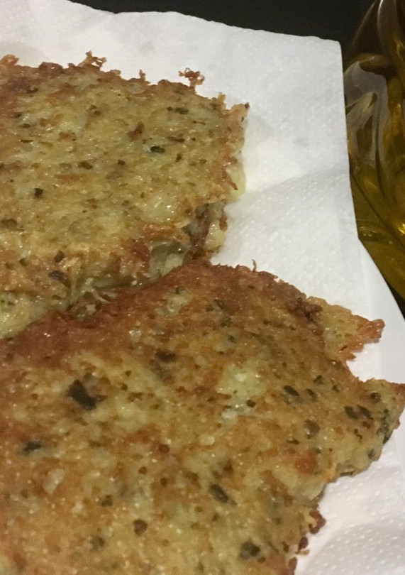 Una foto de Bramboráky (tortilla de patatas checa)