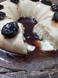 Manjar de Coco fresco, calda de vinho e ameixa