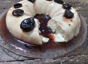 Foto de Manjar de Coco fresco, calda de vinho e ameixa