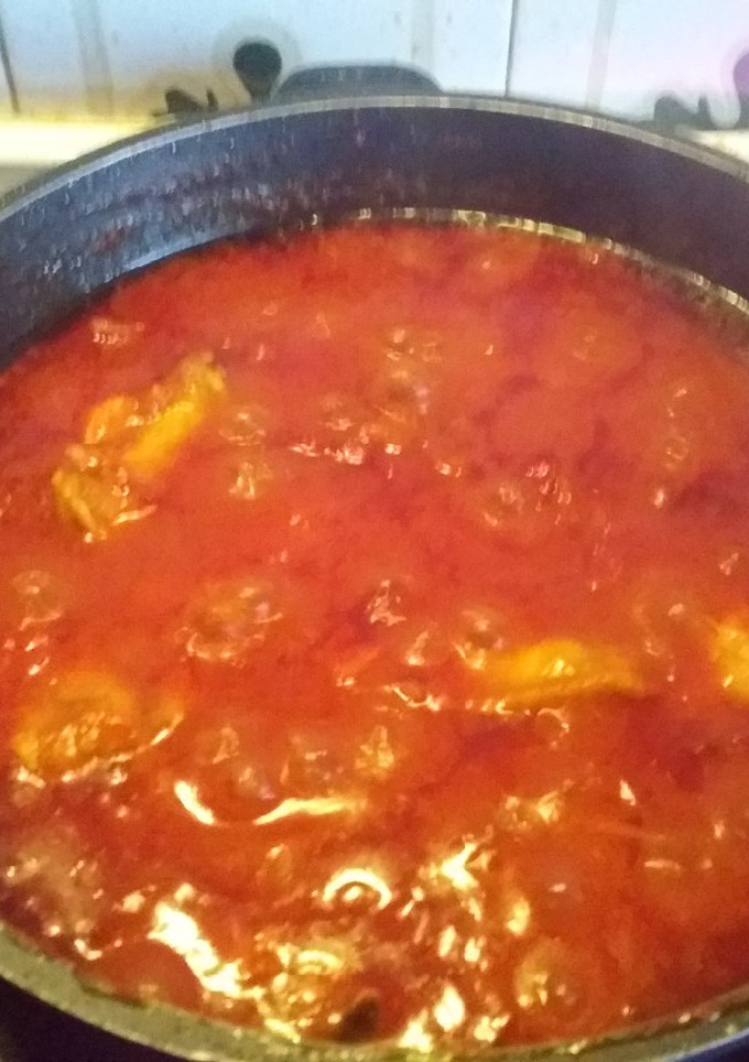 Una foto de Alas de pollo con tomate