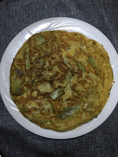 Una foto de Tortilla de alcachofas, espinacas y judías blancas