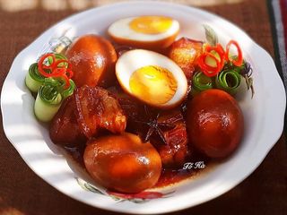 Thịt kho trứng (phiên bản nước tương)
