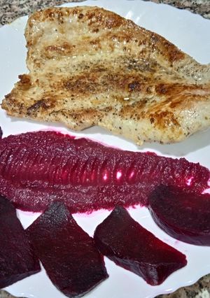 Une photo de Escalope de dinde à la betterave rouge