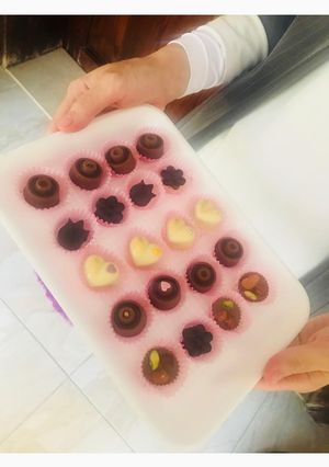 صورة لوصفة شوكولاتة طبيعية محشية