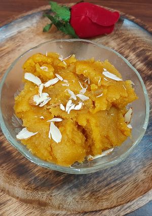 बेसन का हलवा (Besan ka halwa recipe in hindi) रेसिपी मुख्य फोटो