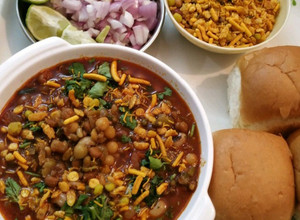 A picture of Kolhapuri Misal Pav.